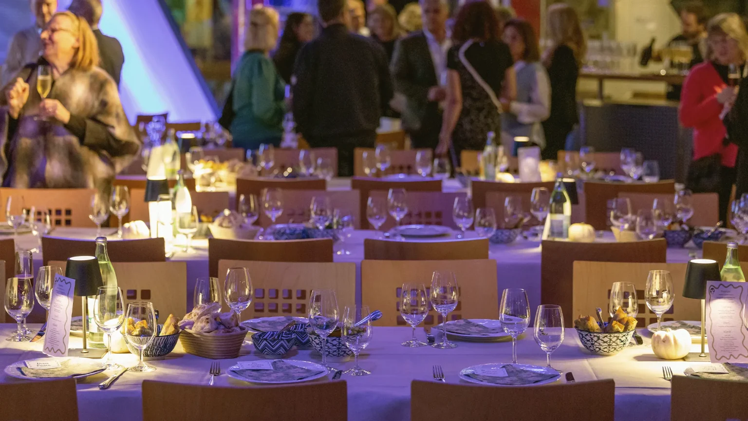 FlyingBuffetCarousel-01-GedeckteTische