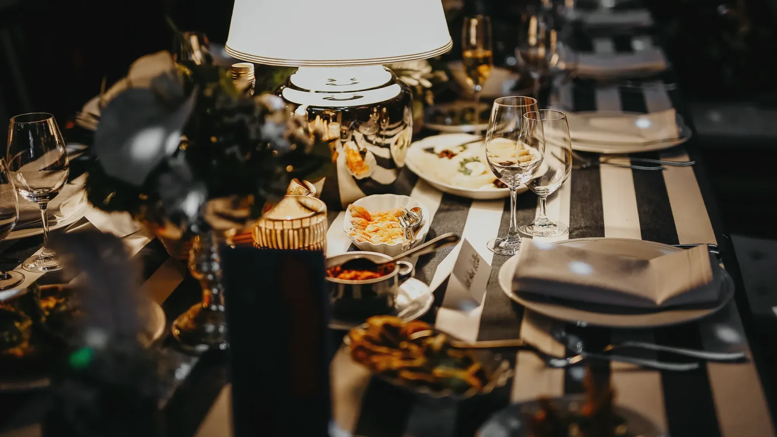 FlyingBuffetCarousel-02-Tisch