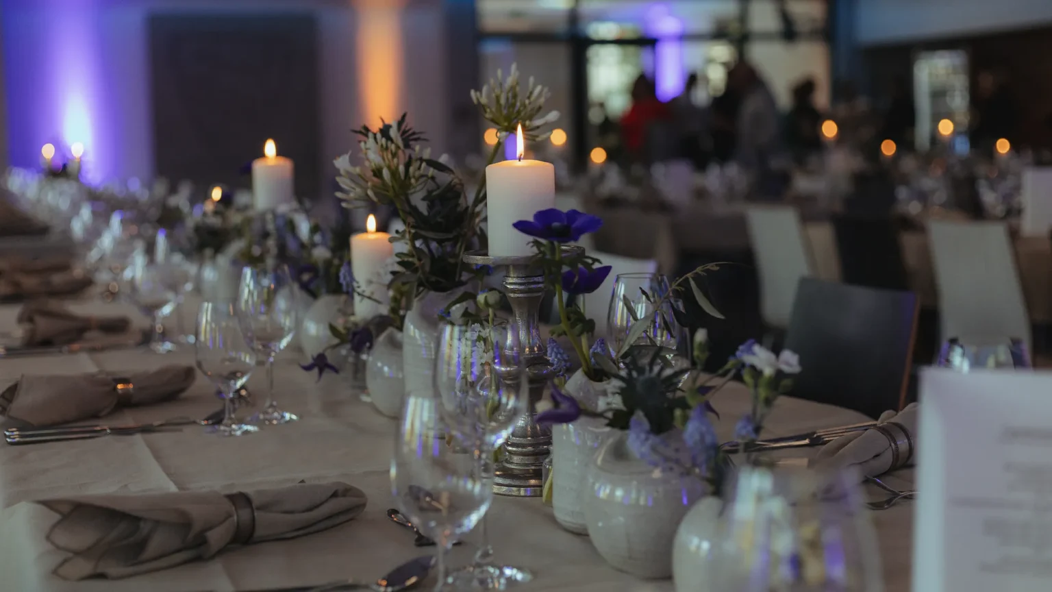 ServiertesMenuCarousel-02-GedeckteTische